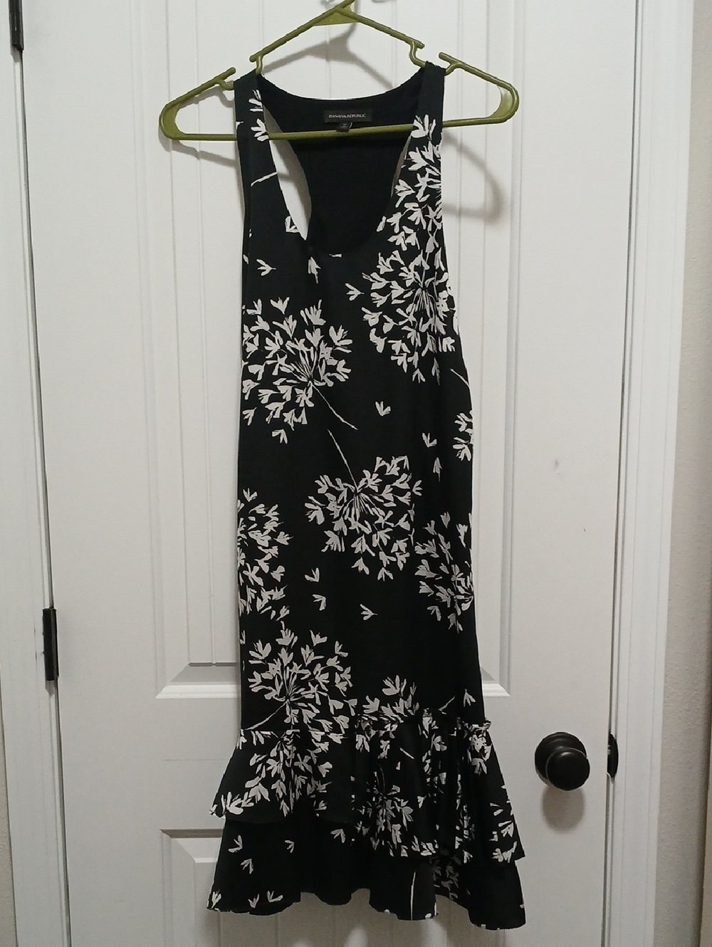Babana Republic Black Dress with White Floral Print and Ruffle Hem Sz 6 tall - Picture 2 of 7